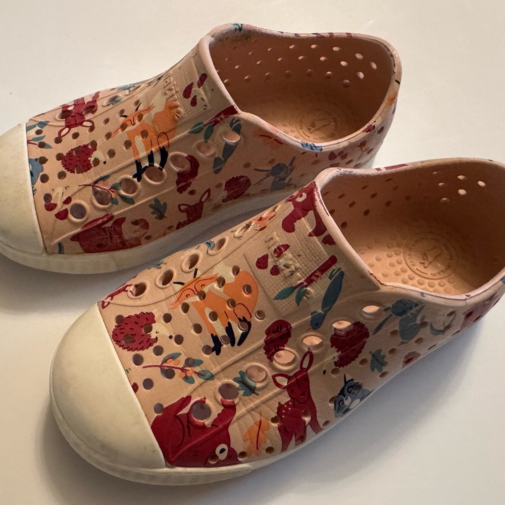 Girls native shoes C8
